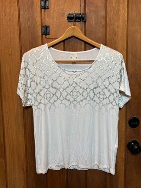 Zenergy by Chico’s Women's White Short-SleeveTop with Metallic Pattern